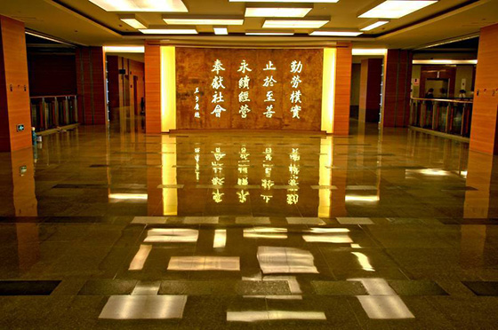 采用蜜桃APP污污版防火板裝修的廈門長庚醫院大廳